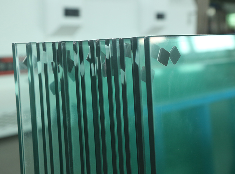 鋼化(huà)玻璃的(de)工(gōng)藝及特點